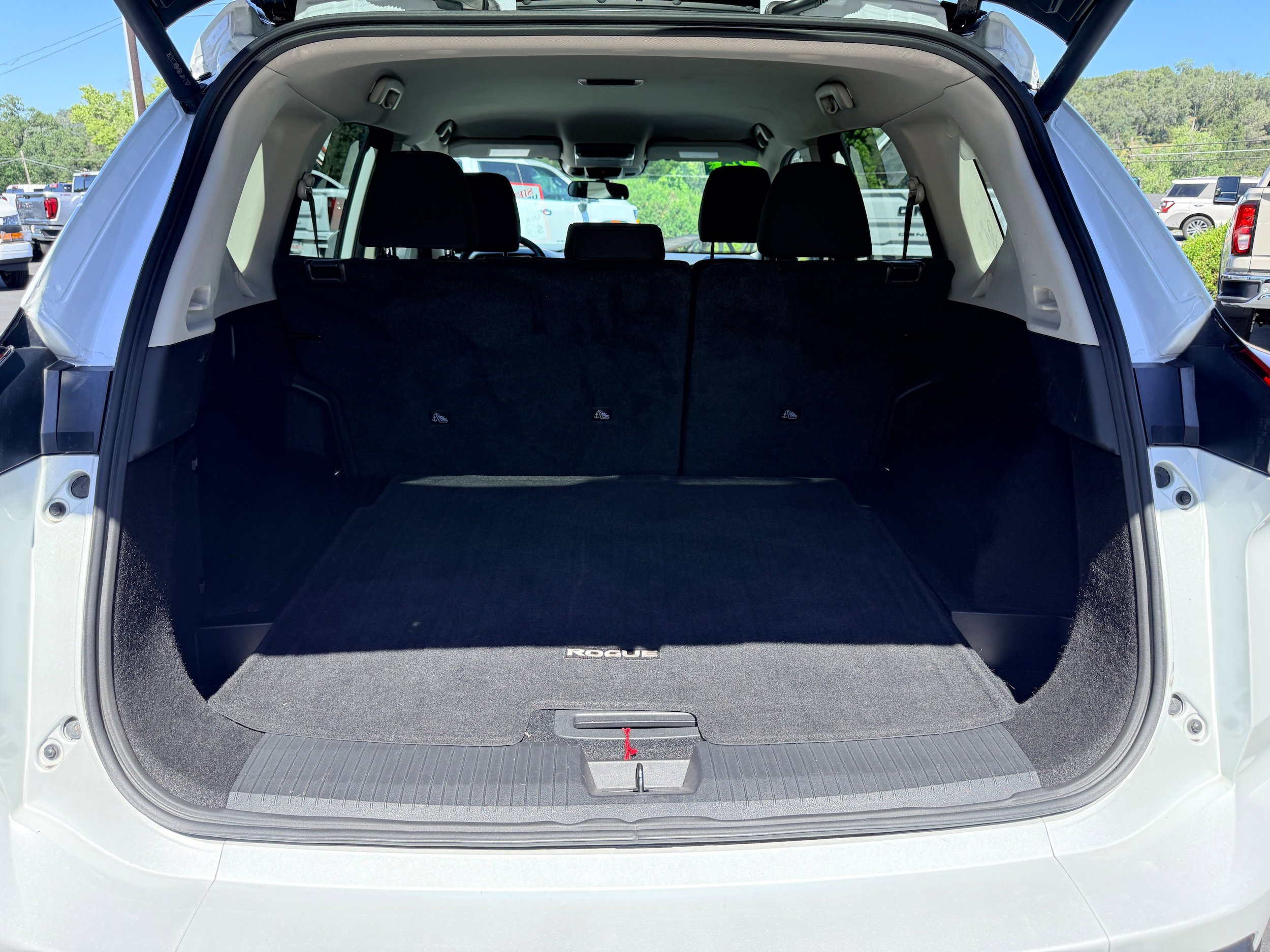 Used 2025 Nissan Rogue SV AWD/4WD image 9