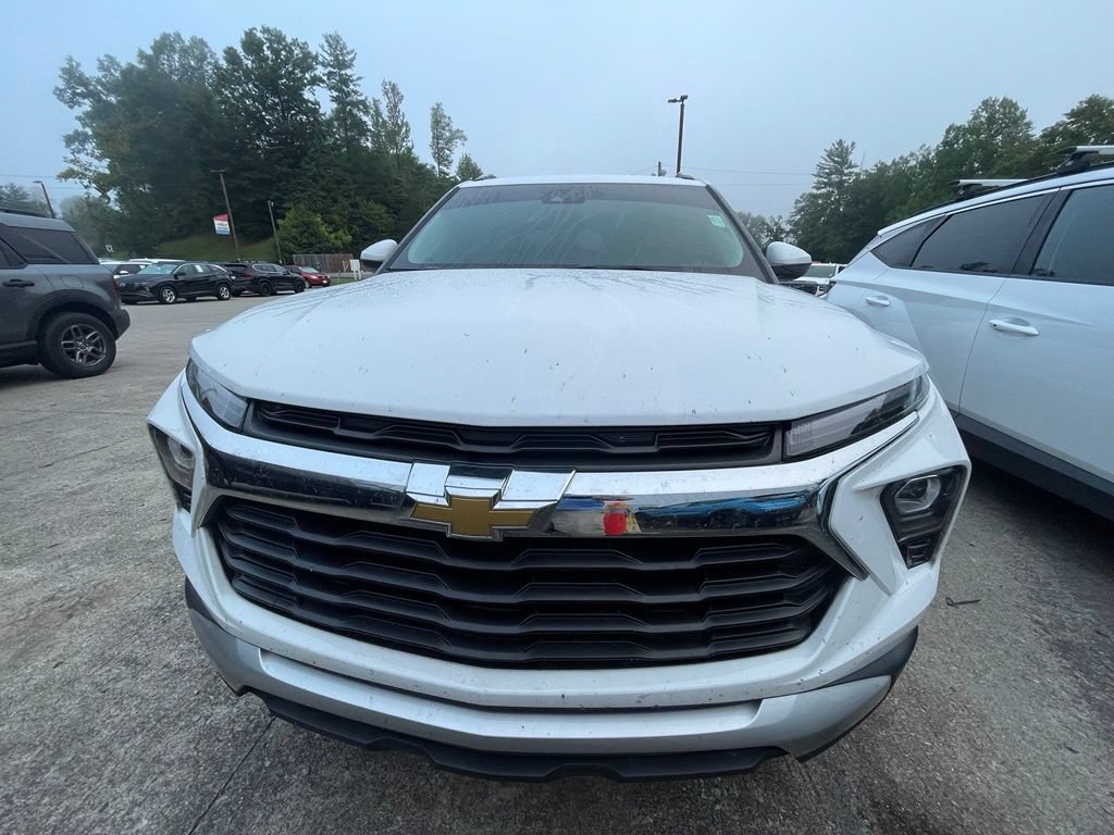 Used 2024 Chevrolet TrailBlazer LT FWD image 2