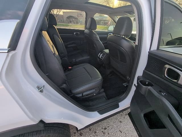 Used 2024 Kia Sorento EX w/ Panoramic Sunroof Package image 4