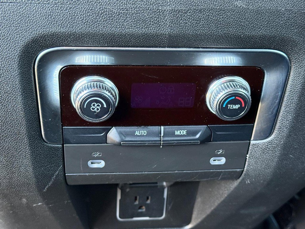 Used 2024 GMC Yukon XL SLT image 13