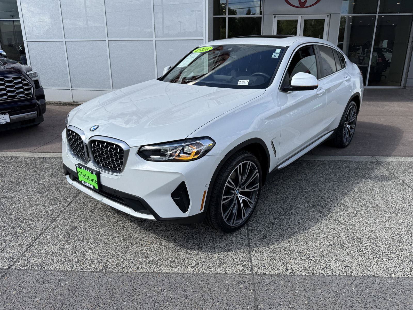 Used 2024 BMW X4 xDrive30i w/ Premium Package AWD/4WD image 2