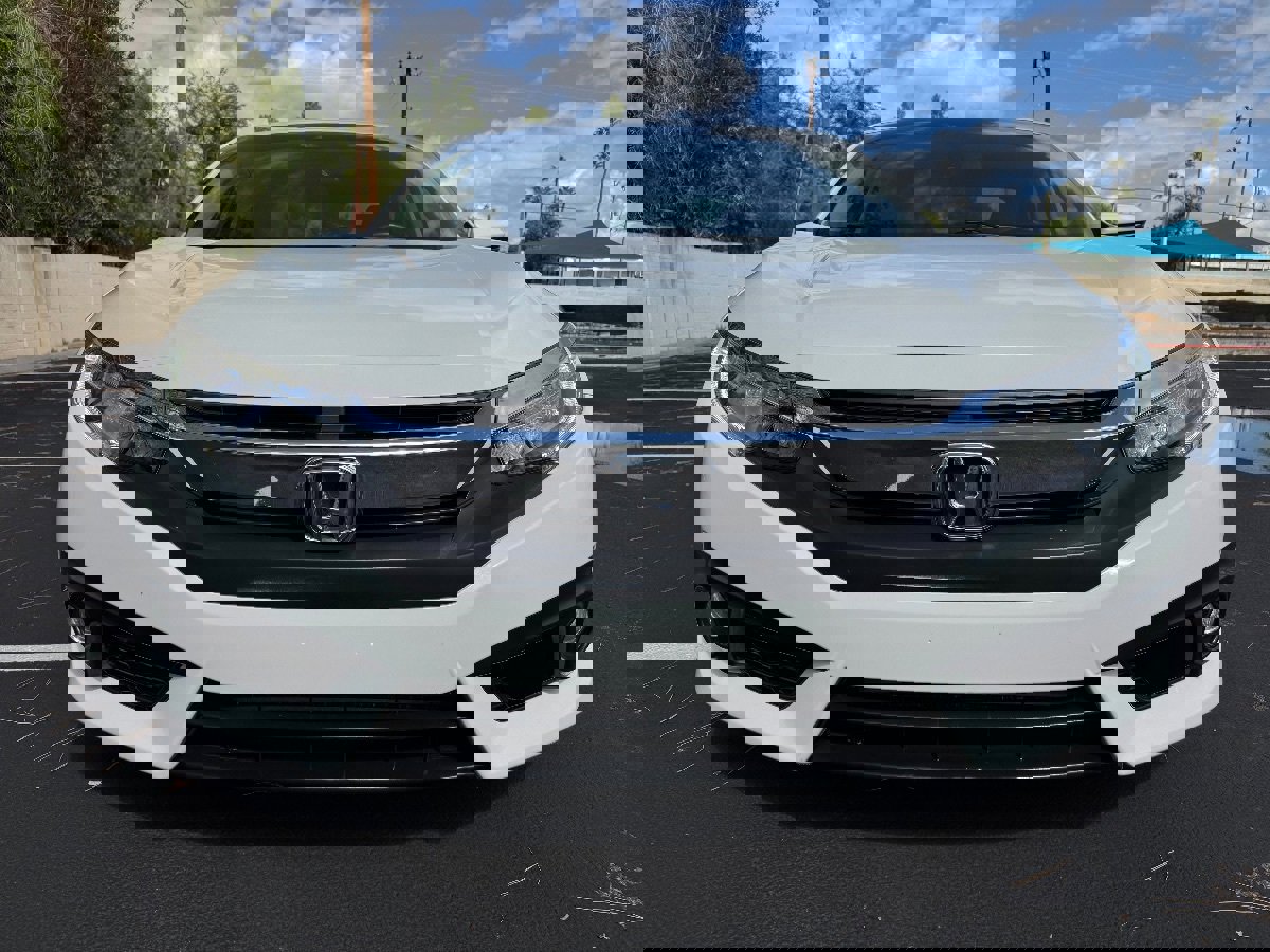 Used 2018 Honda Civic Touring image 3