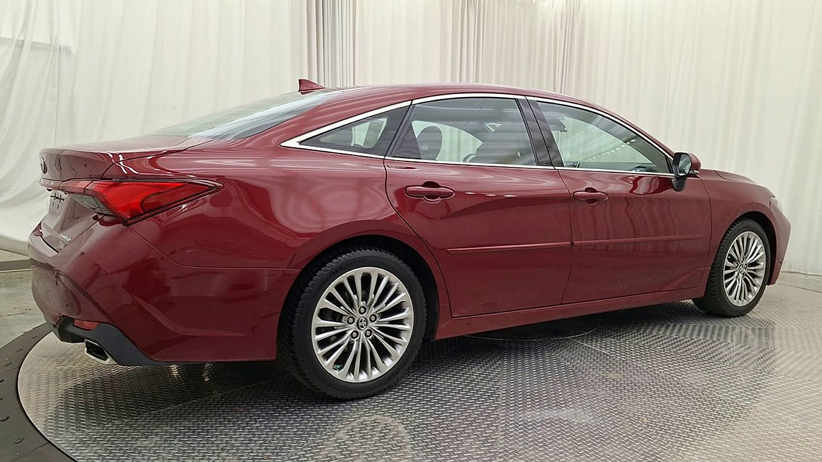 Certified 2019 Toyota Avalon Limited w/ Advanced Safety Package FWD image 6