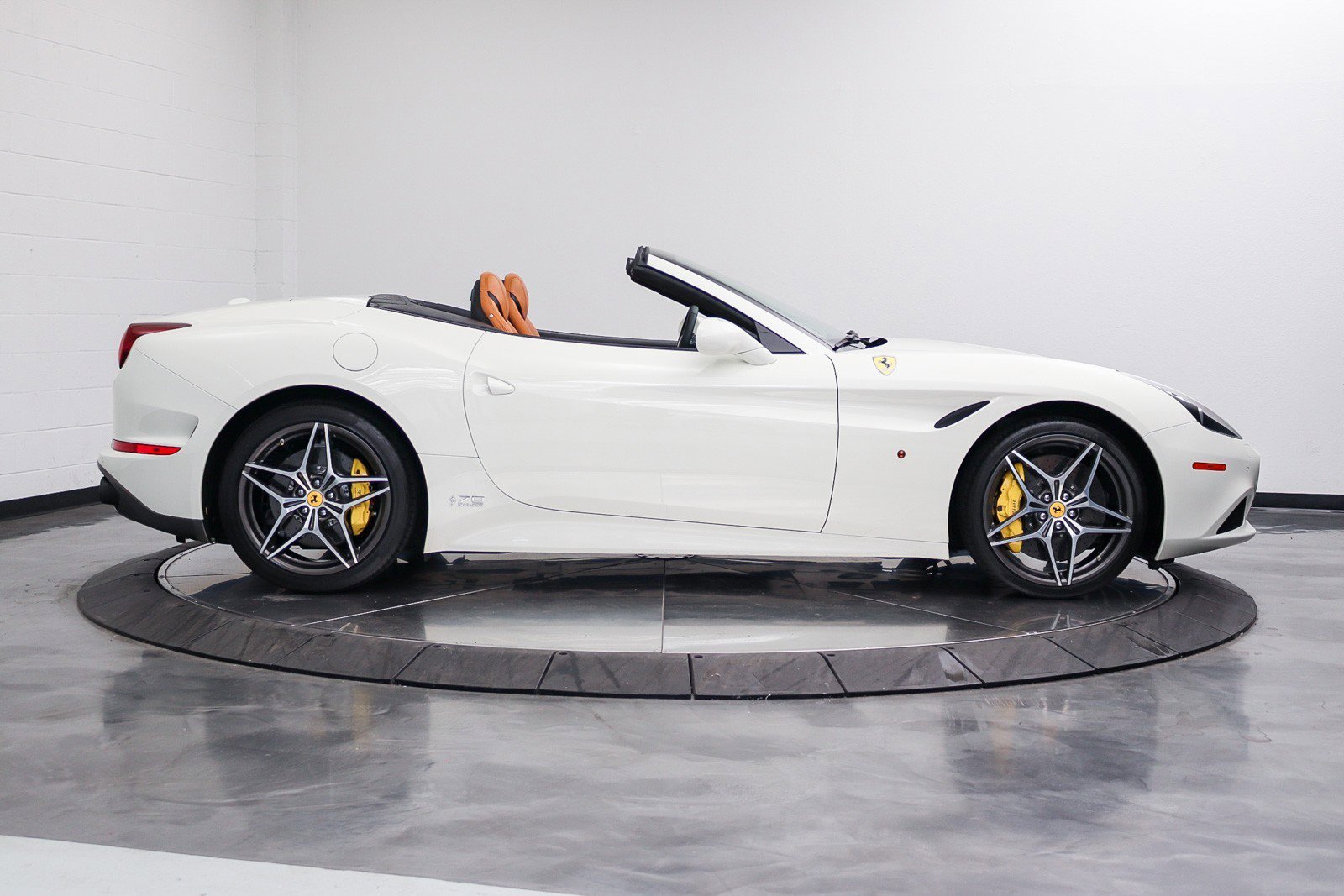 Used 2017 Ferrari California T RWD image 22