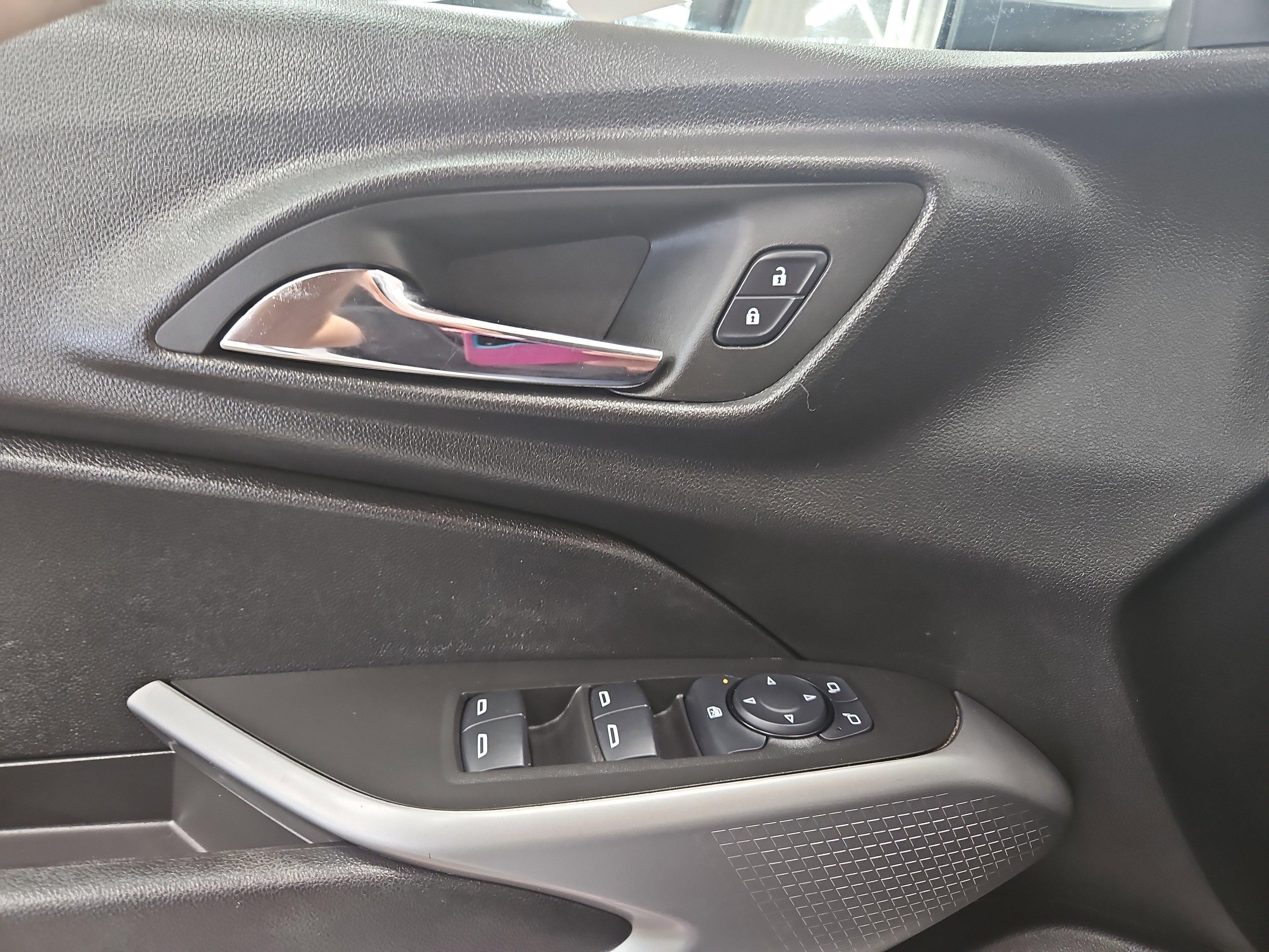Used 2024 Chevrolet Trax LS w/ LS Convenience Package FWD image 7