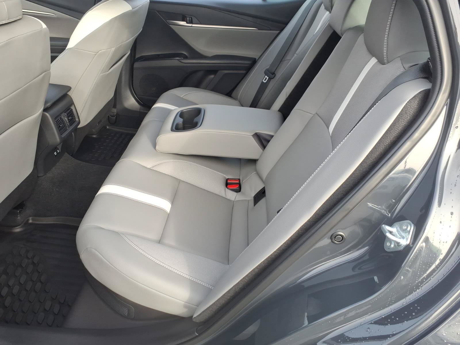 Used 2025 Toyota Camry SE AWD/4WD image 11