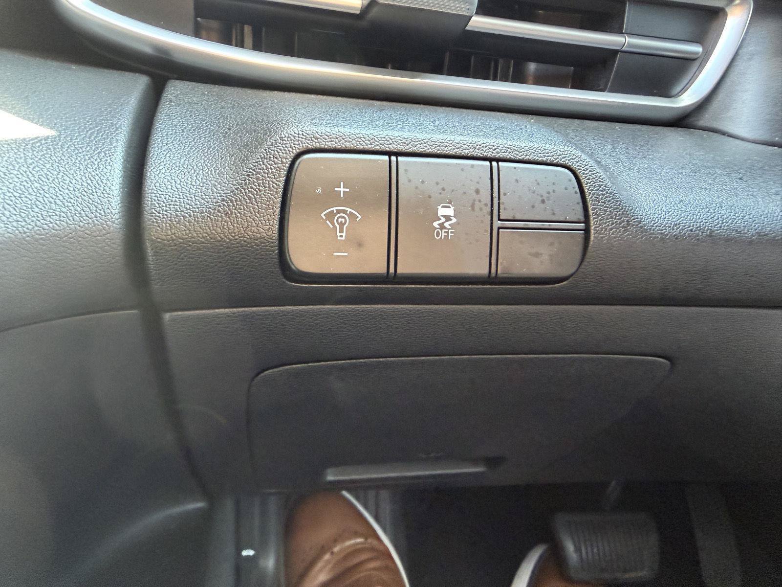 Used 2025 Hyundai Elantra SEL FWD image 19