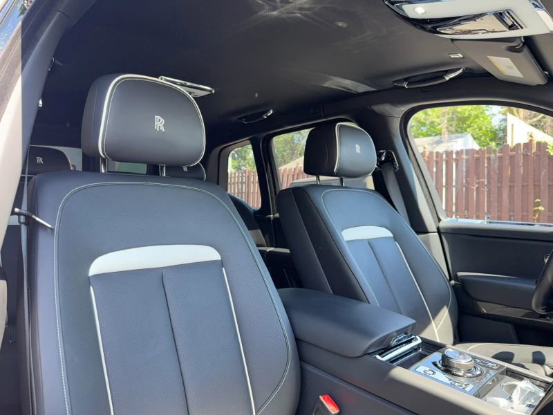 Used 2022 Rolls-Royce Cullinan Black Badge w/ Dark Exterior Package AWD/4WD image 37