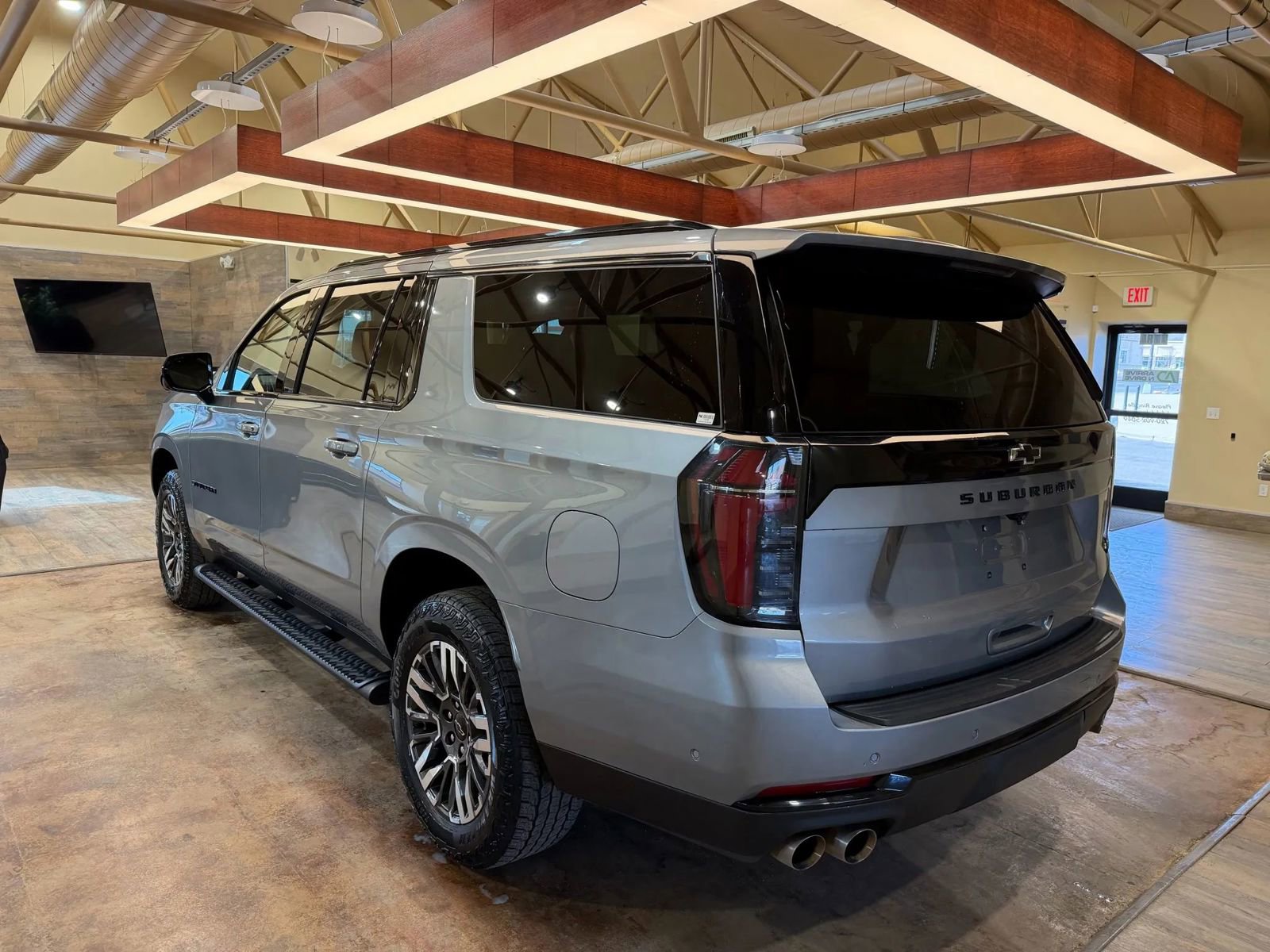 Used 2025 Chevrolet Suburban Z71 image 6