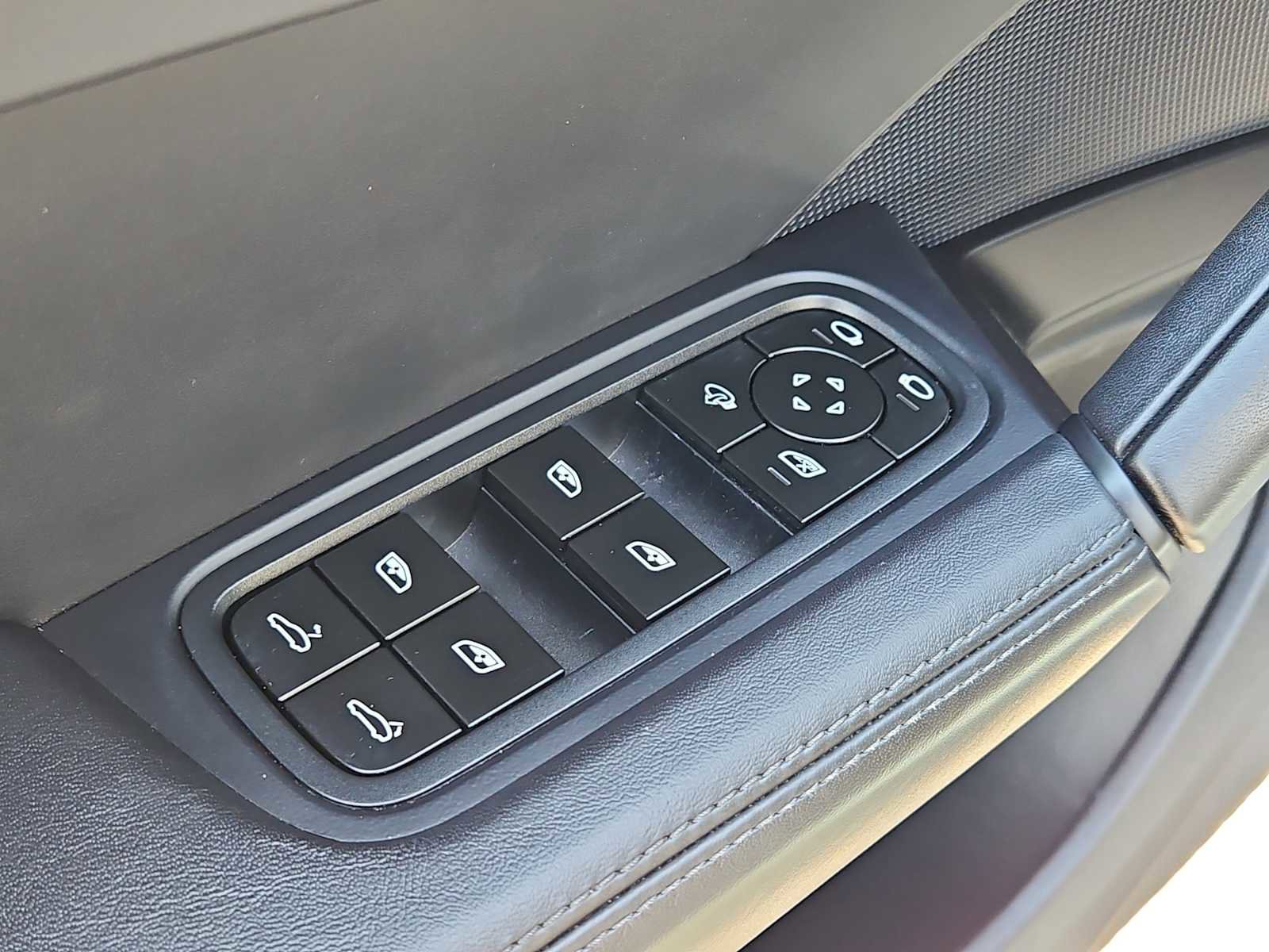 Used 2024 Porsche Cayenne Coupe AWD/4WD image 12