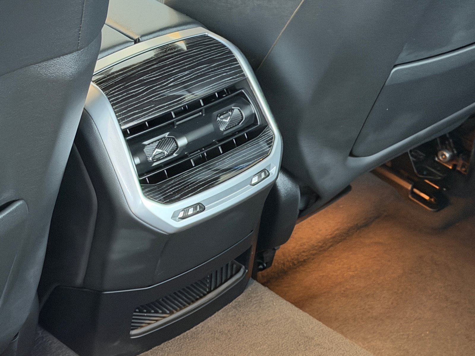 Used 2025 BMW 740i xDrive AWD/4WD image 14