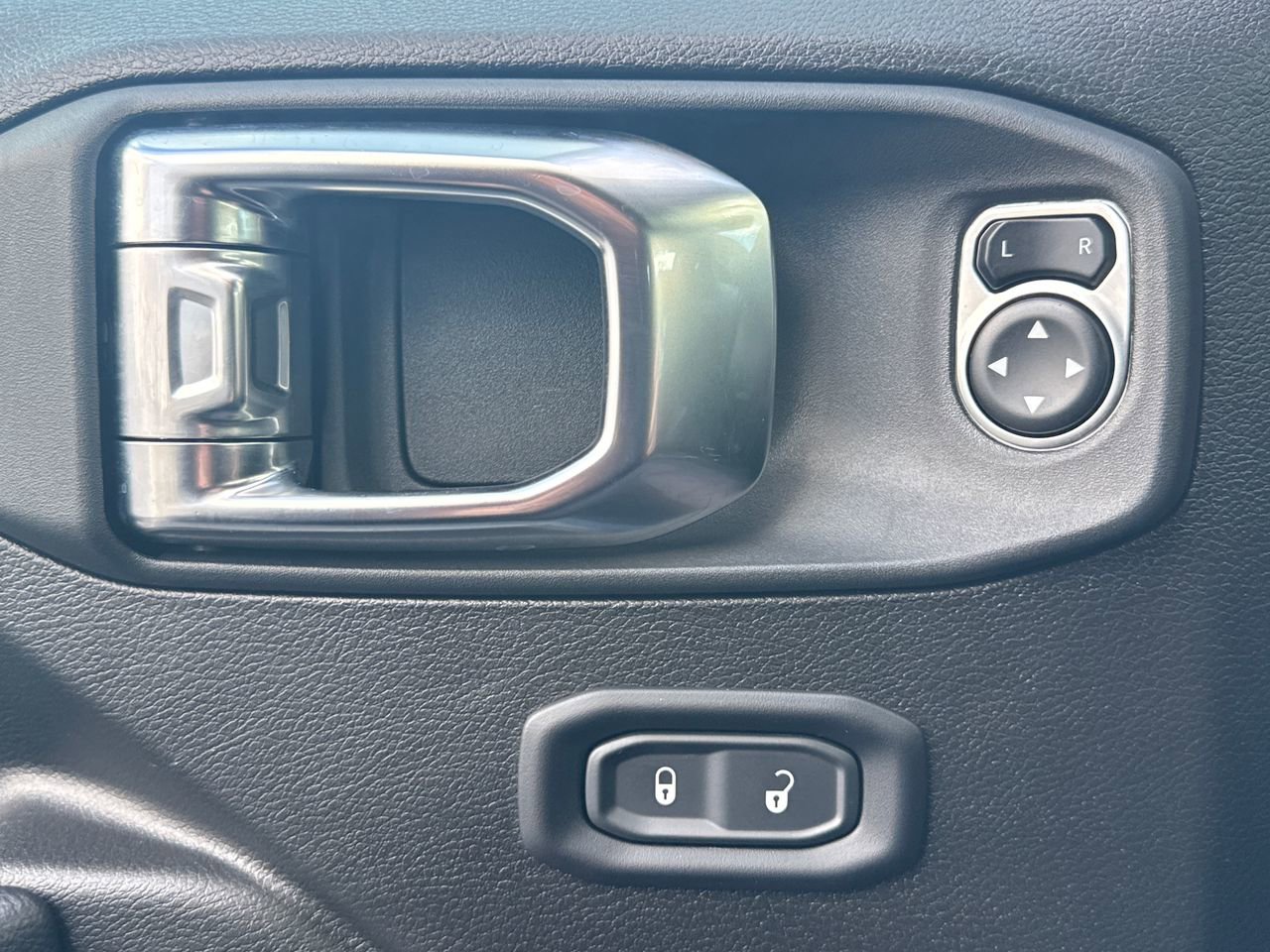 Used 2025 Jeep Wrangler Willys 4xe image 28