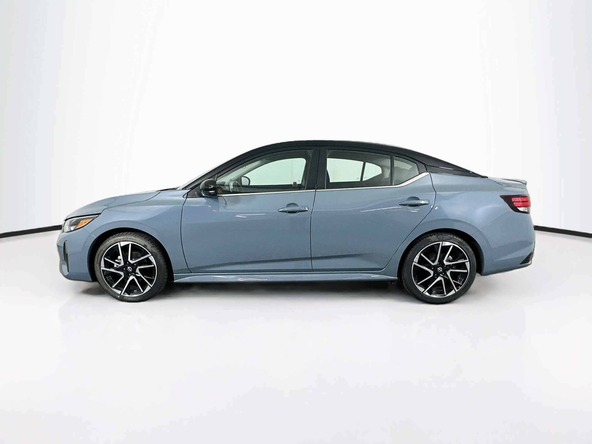 Used 2025 Nissan Sentra SR FWD image 4