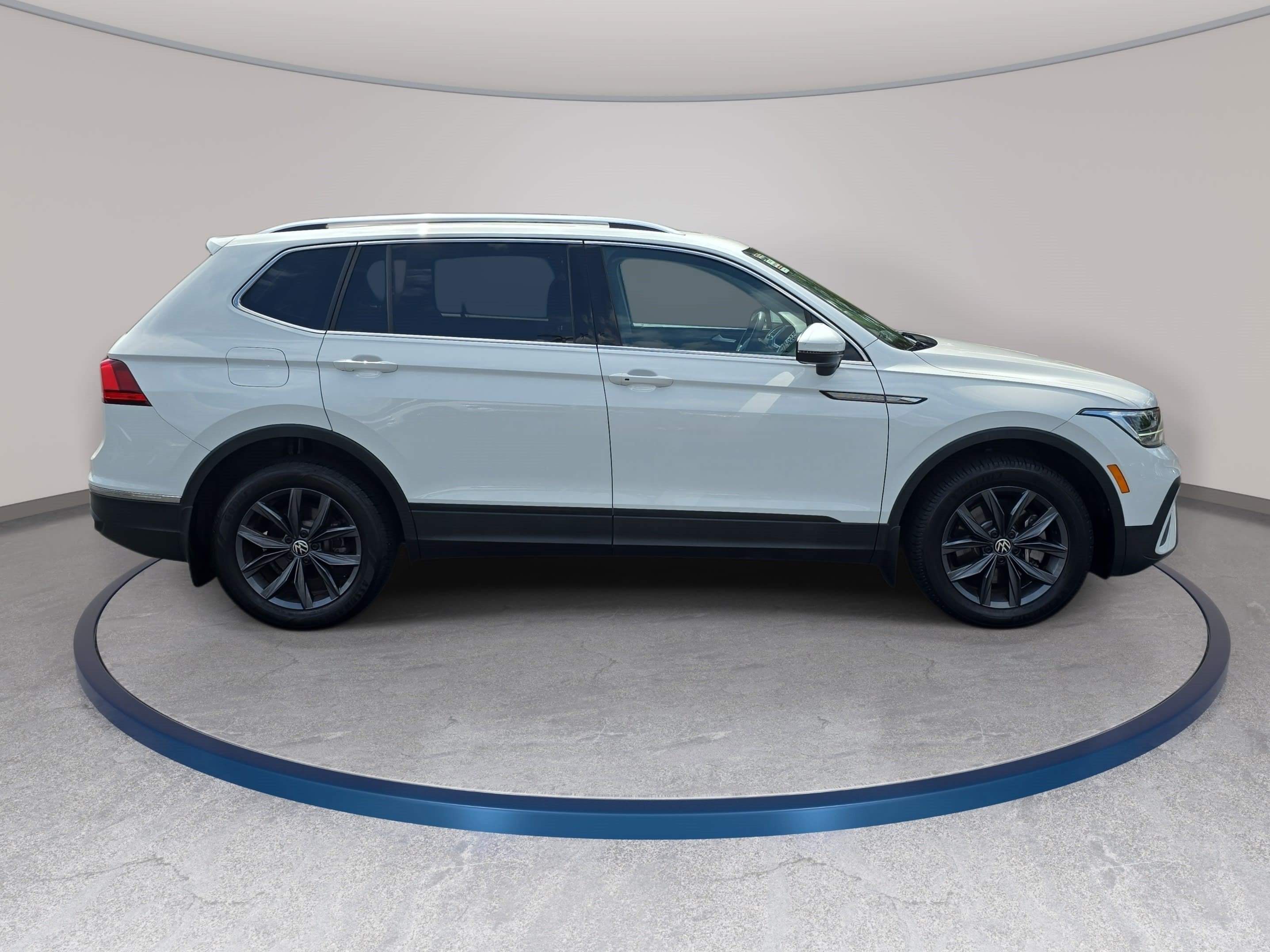Used 2022 Volkswagen Tiguan SE FWD image 4