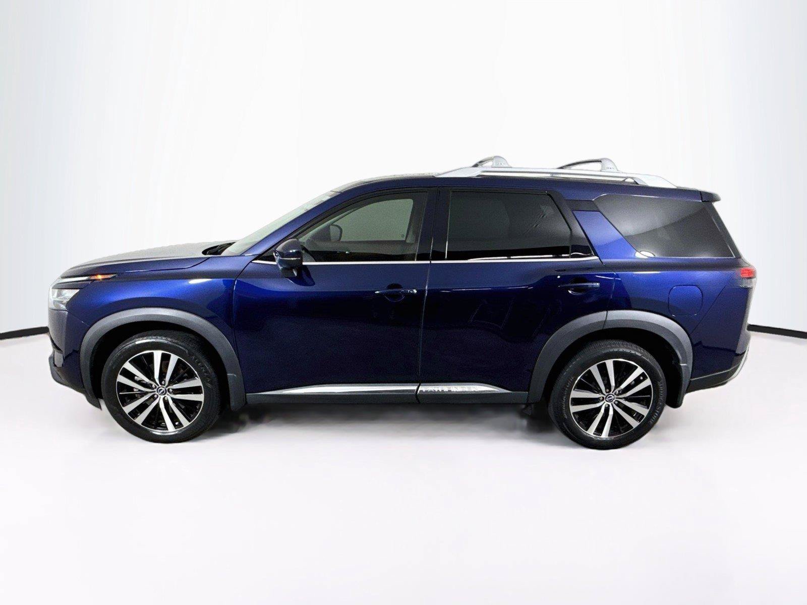 Used 2023 Nissan Pathfinder Platinum w/ Cargo Package AWD/4WD image 2