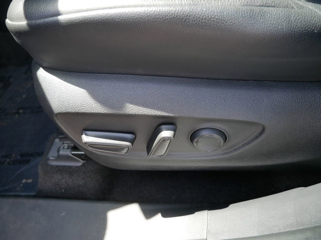 Used 2023 Toyota Highlander XLE AWD/4WD image 15