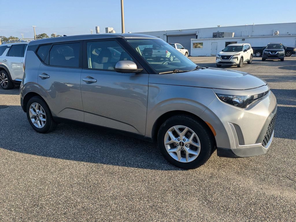 Used 2023 Kia Soul LX w/ Option Group 015 FWD image 2