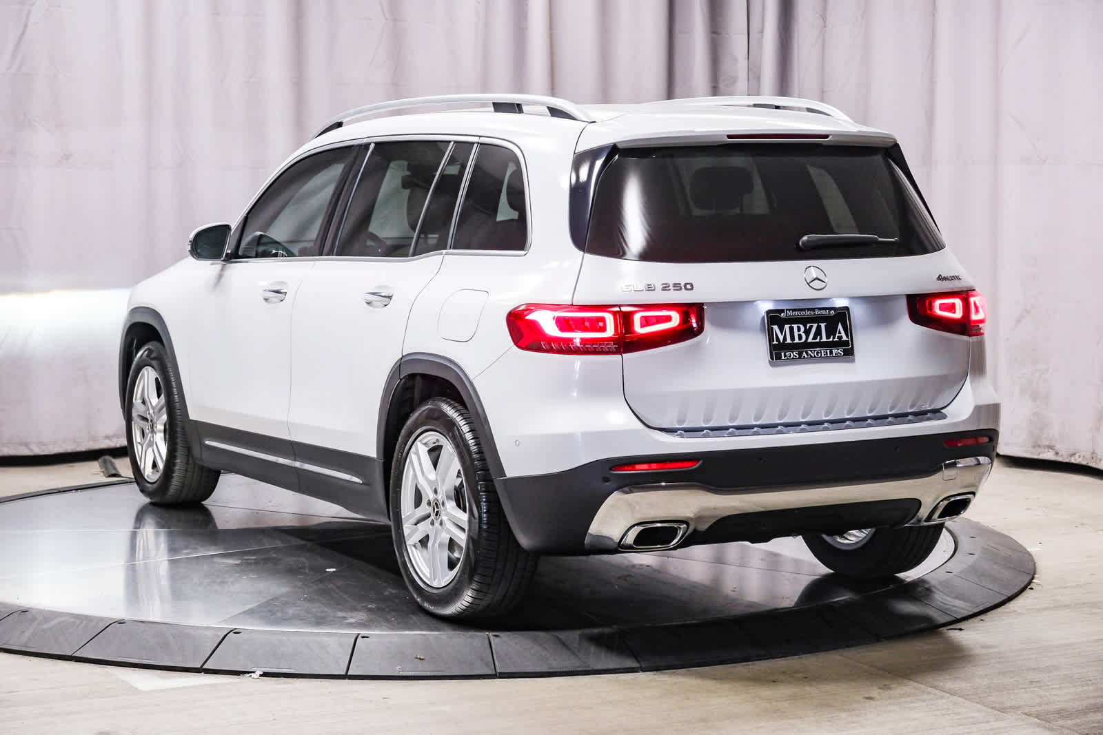 Used 2022 Mercedes-Benz GLB 250 4MATIC image 2