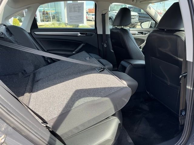 Used 2018 Volkswagen Passat 2.0T R-Line FWD image 30