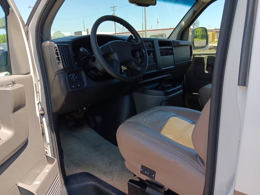 Used 2004 Chevrolet Express 3500 Extended RWD image 19