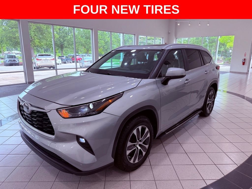 Used 2023 Toyota Highlander XLE FWD image 3