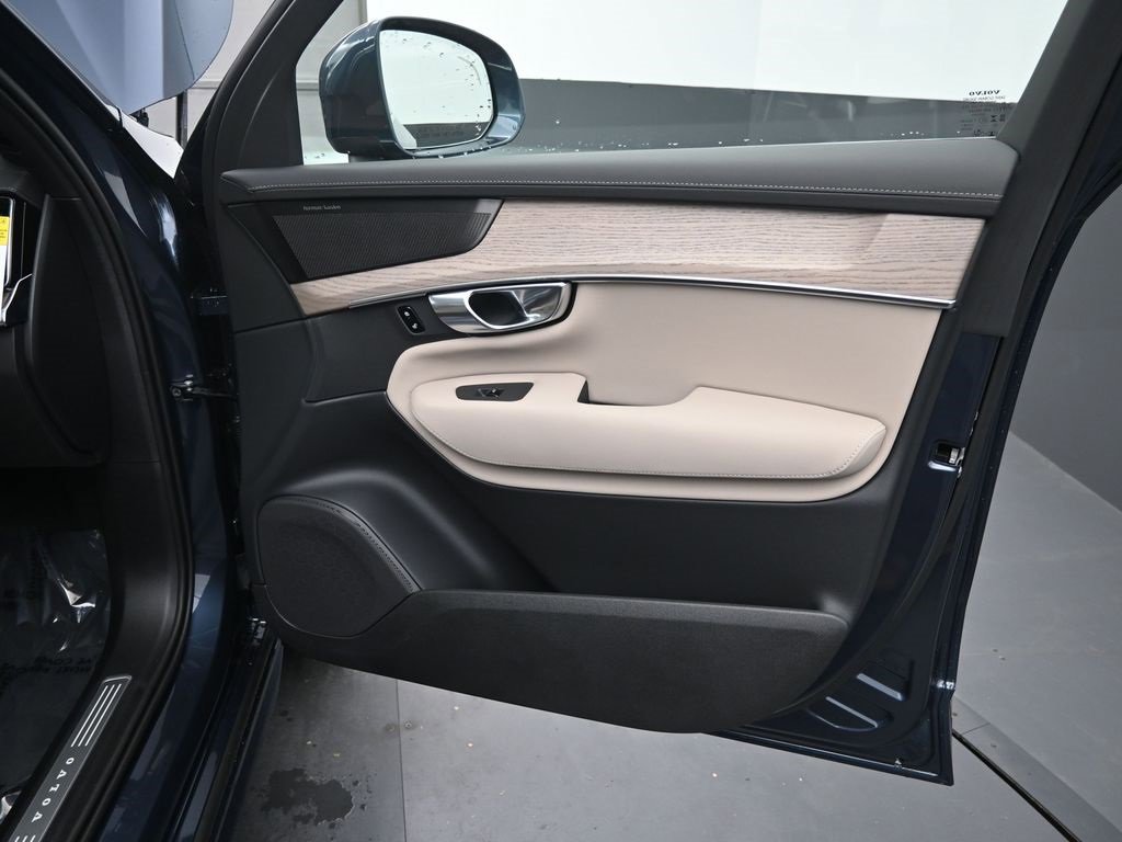 New 2026 Volvo XC90 B6 Plus w/ Protection Package Premier image 38