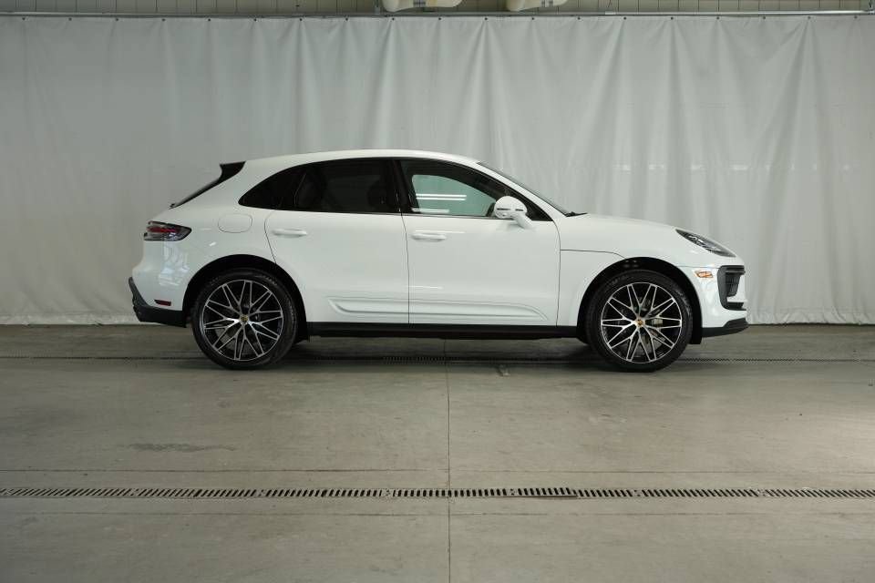 Certified 2025 Porsche Macan AWD/4WD image 8