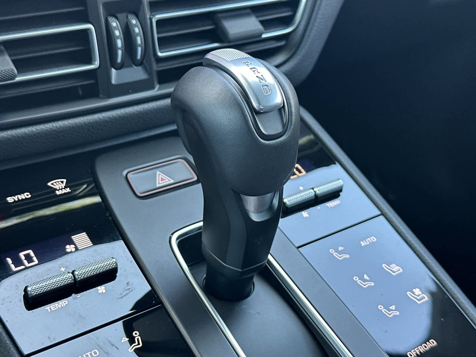 Certified 2025 Porsche Macan AWD/4WD image 24