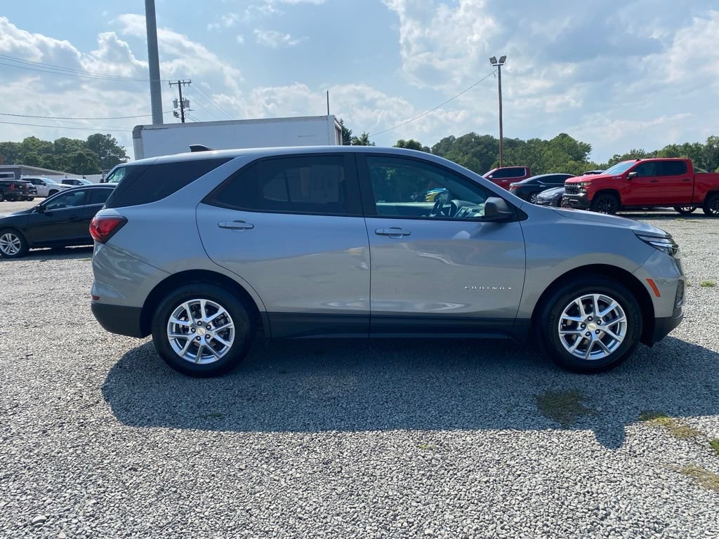 Used 2024 Chevrolet Equinox LS w/ LS Convenience Package FWD image 2