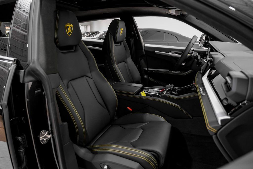Used 2025 Lamborghini Urus SE image 34