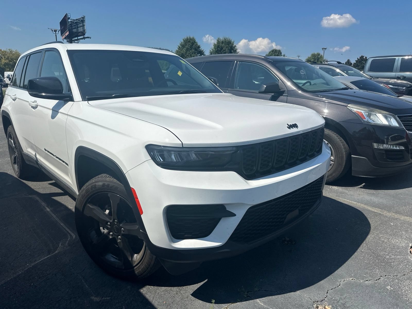 Used 2024 Jeep Grand Cherokee Altitude RWD image 3