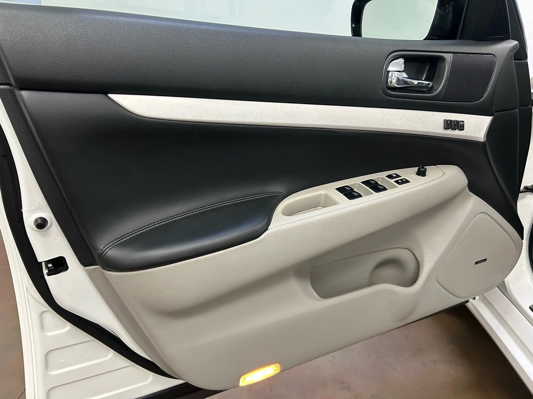 Used 2009 INFINITI G37 Journey w/ Premium Pkg image 12