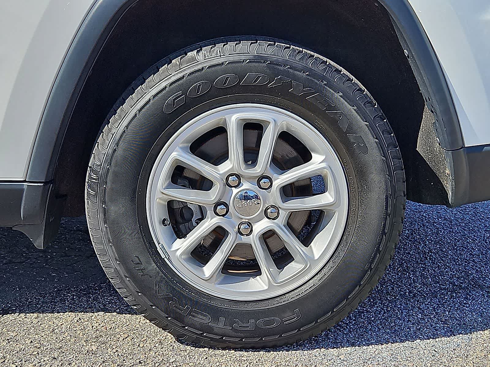 Used 2020 Jeep Grand Cherokee Laredo AWD/4WD image 39