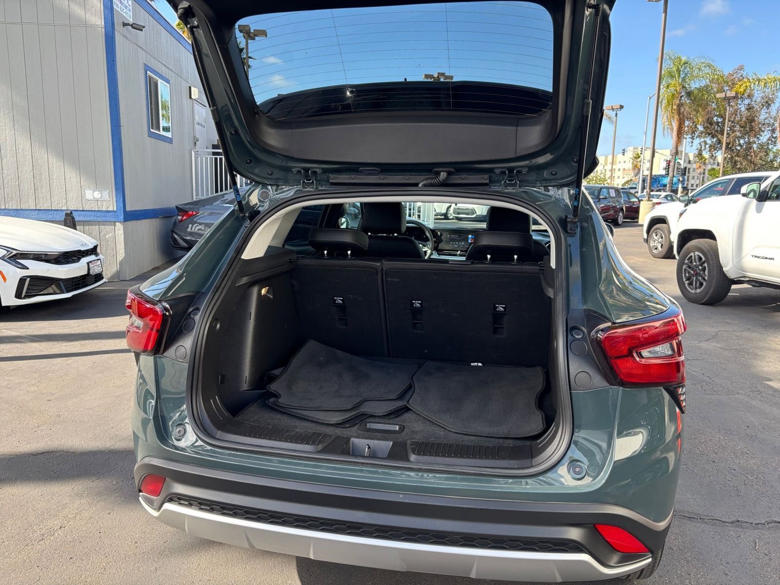 Used 2025 Chevrolet Trax LT FWD image 30
