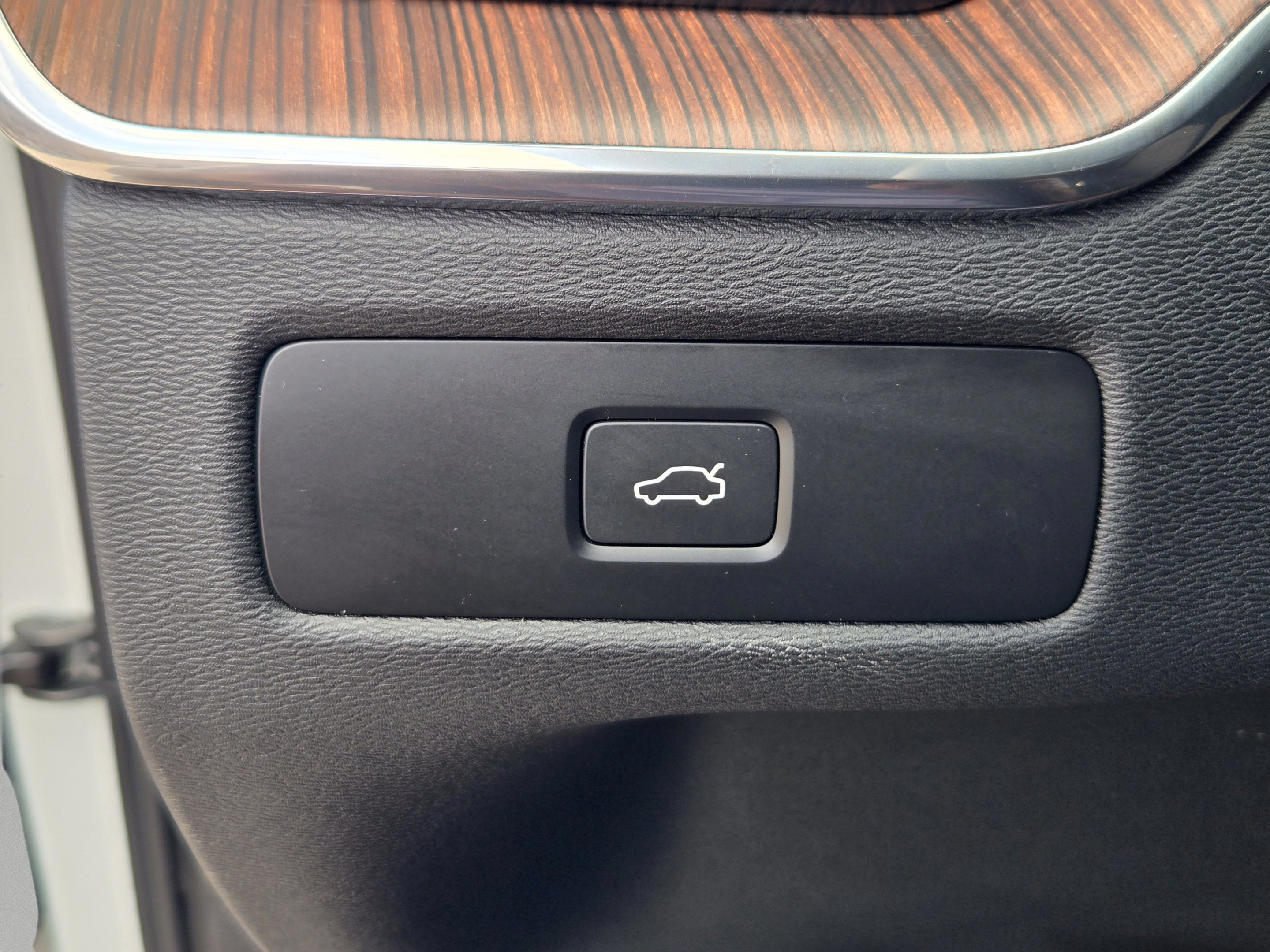 Used 2024 Volvo XC60 B5 Plus w/ Protection Package Premier AWD/4WD image 20