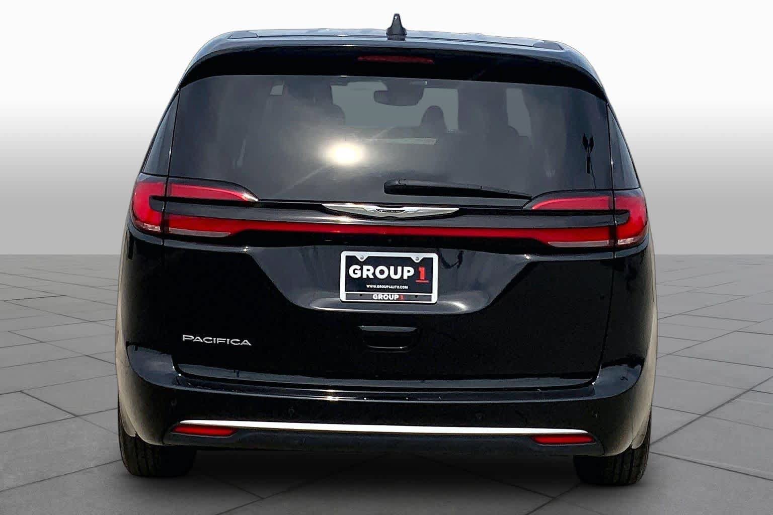 Used 2024 Chrysler Pacifica Touring-L FWD image 5