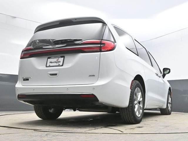 Used 2023 Chrysler Pacifica Touring-L image 33