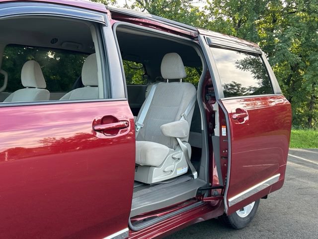 Used 2015 Toyota Sienna LE FWD image 12