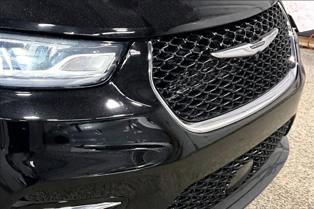 Used 2022 Chrysler Pacifica Touring-L image 32