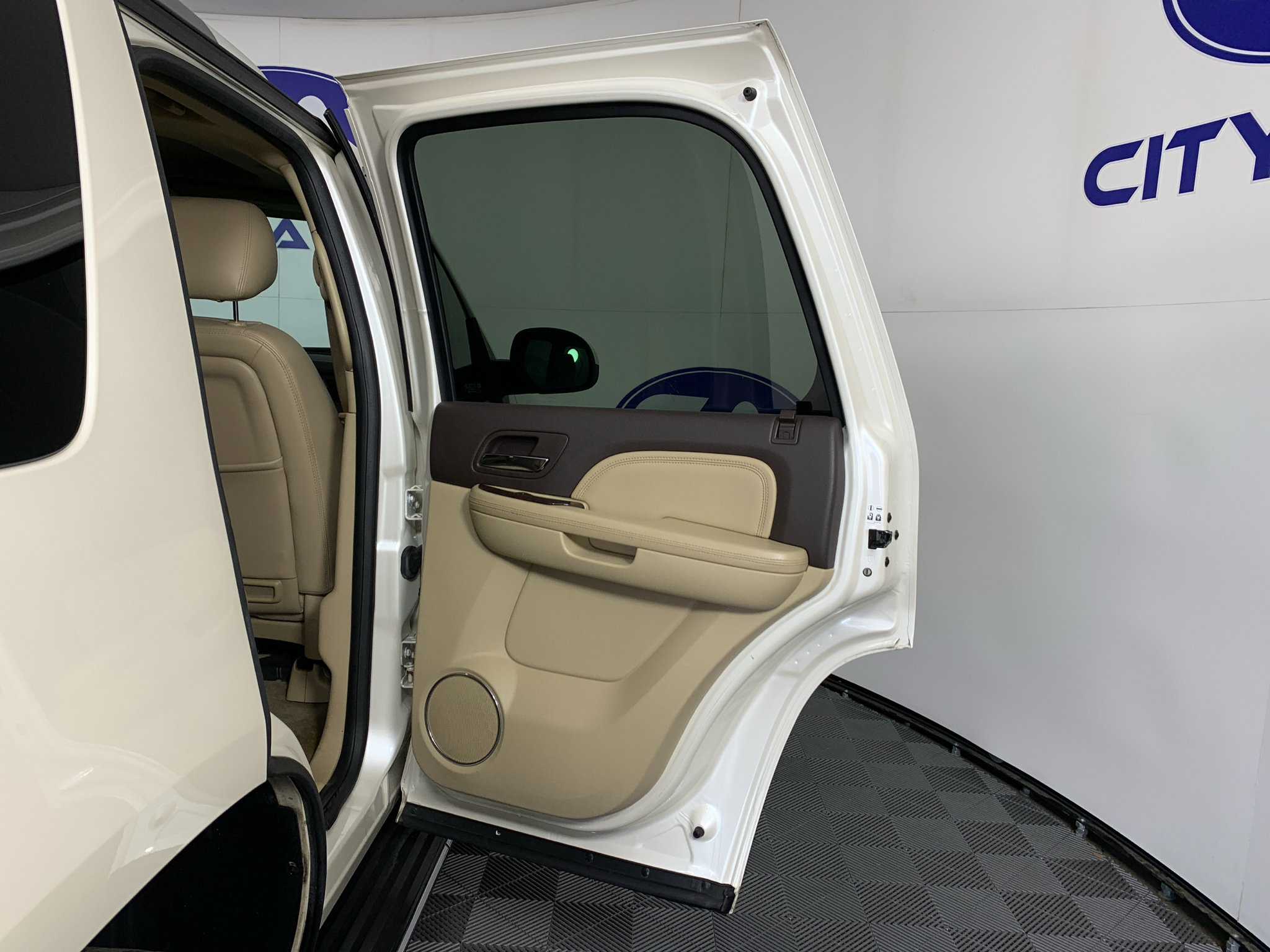 Used 2014 GMC Yukon Denali RWD image 34
