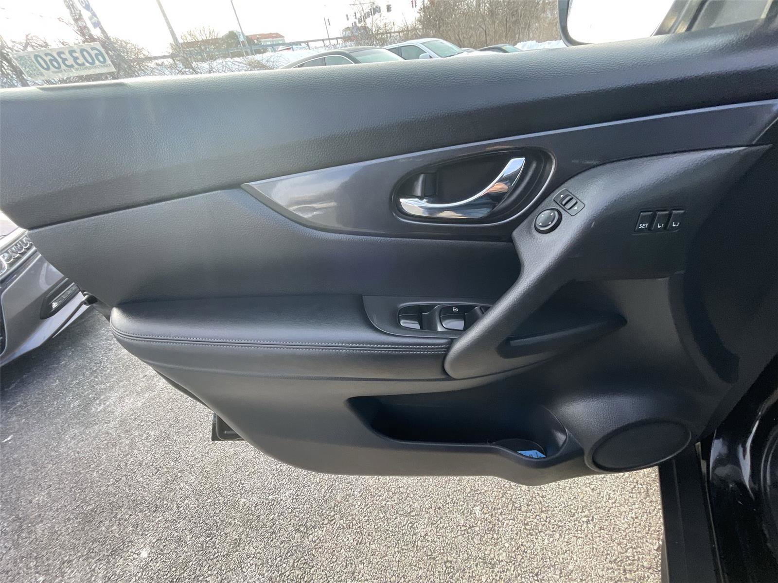 Used 2018 Nissan Rogue SV w/ Premium Package image 12