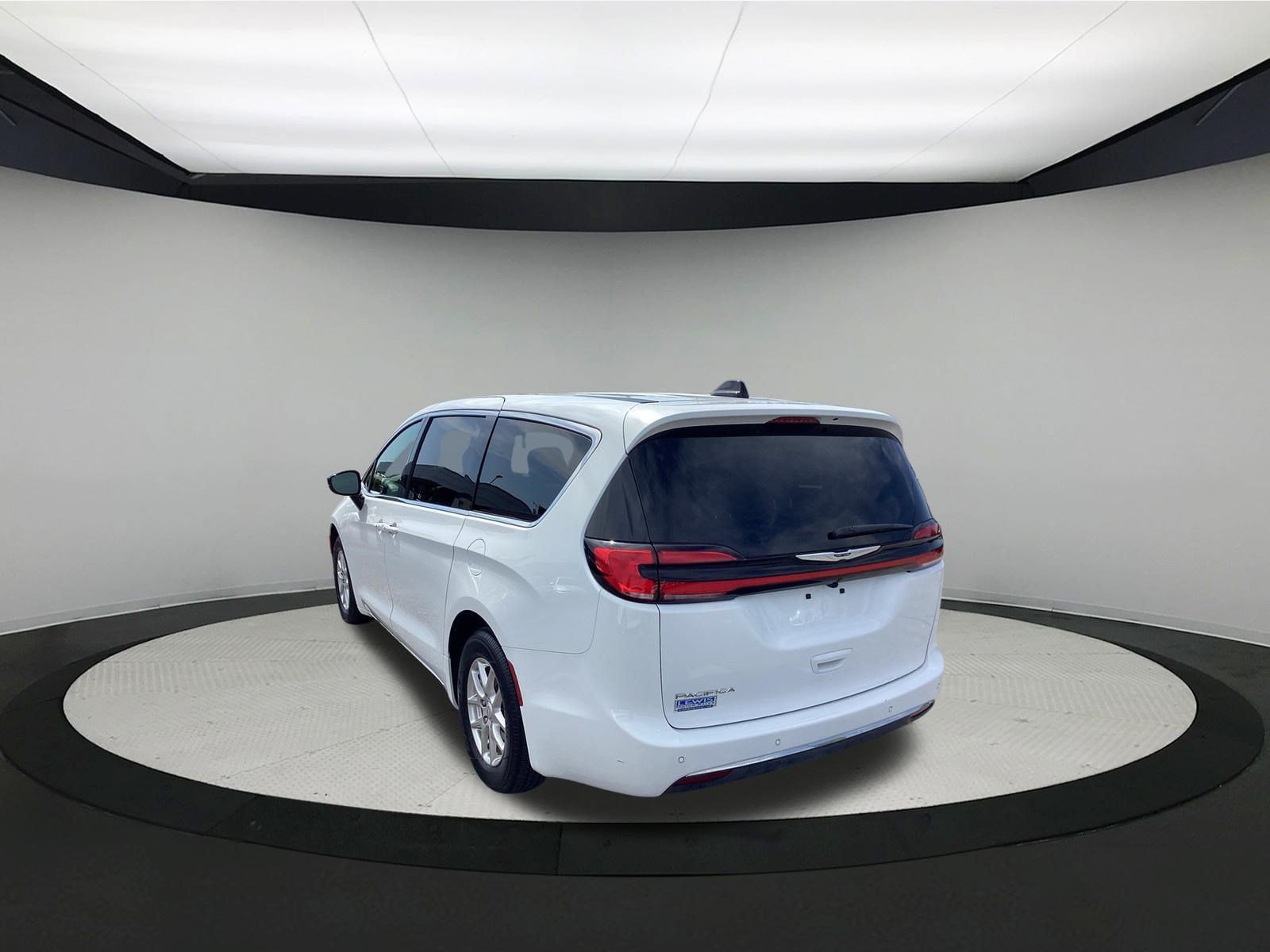 Used 2026 Chrysler Pacifica Select FWD image 6
