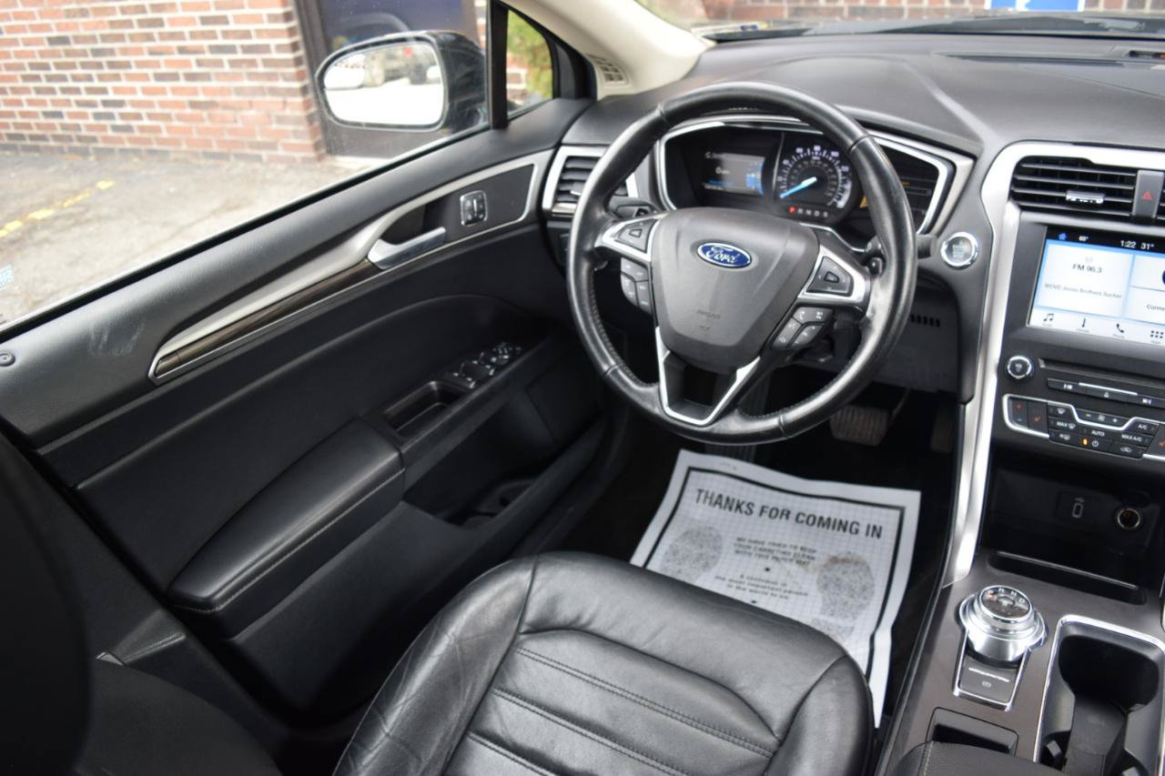 Used 2017 Ford Fusion SE w/ Fusion SE Technology Package FWD image 12