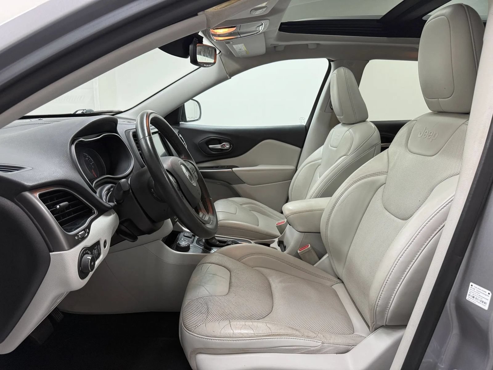 Used 2019 Jeep Cherokee Limited w/ Luxury Group AWD/4WD image 13