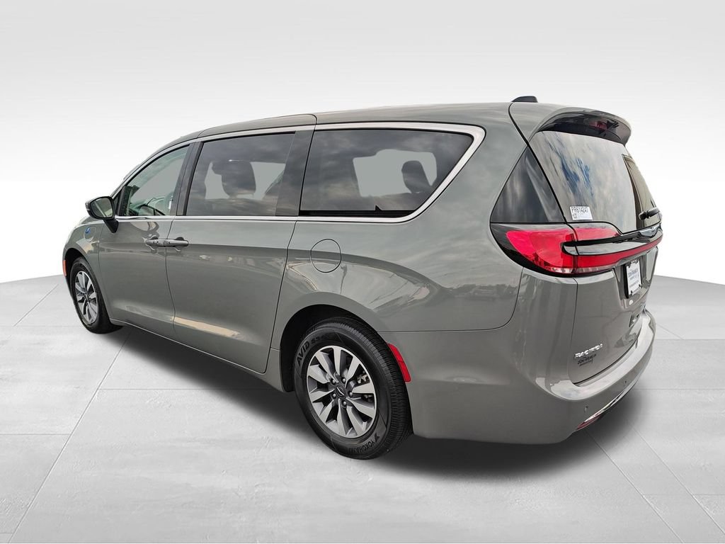 Used 2023 Chrysler Pacifica Touring-L FWD image 3