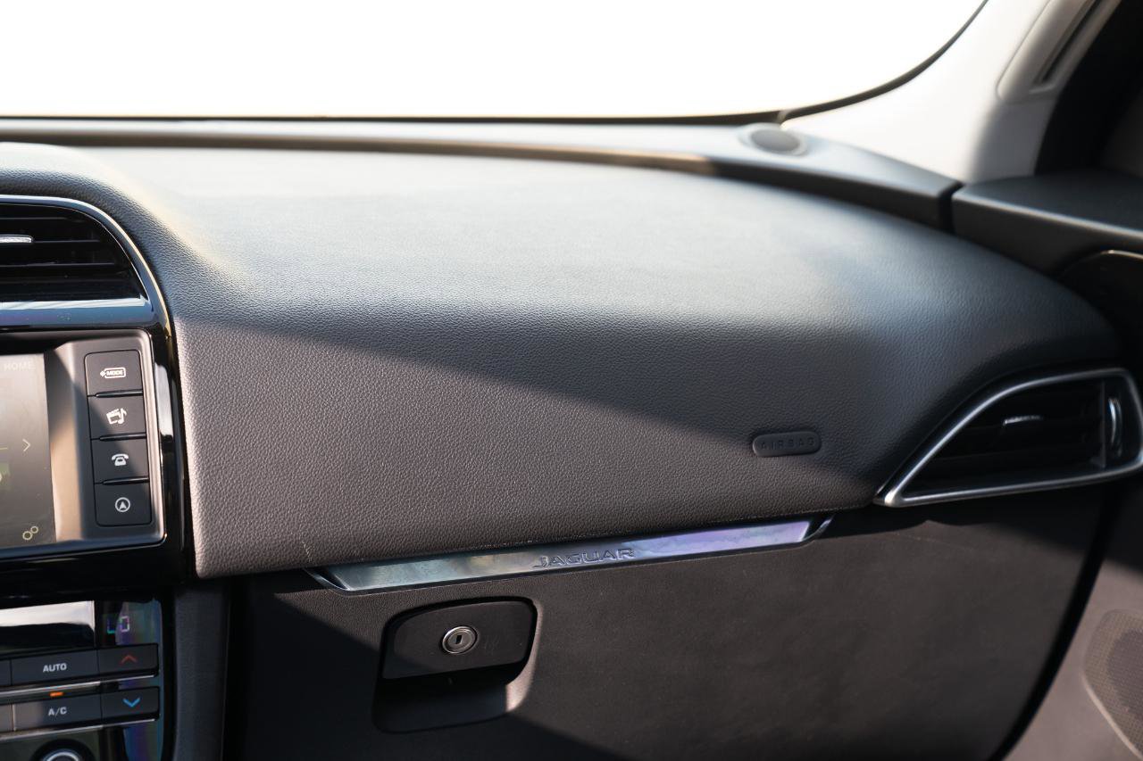 Used 2017 Jaguar F-PACE Premium image 32