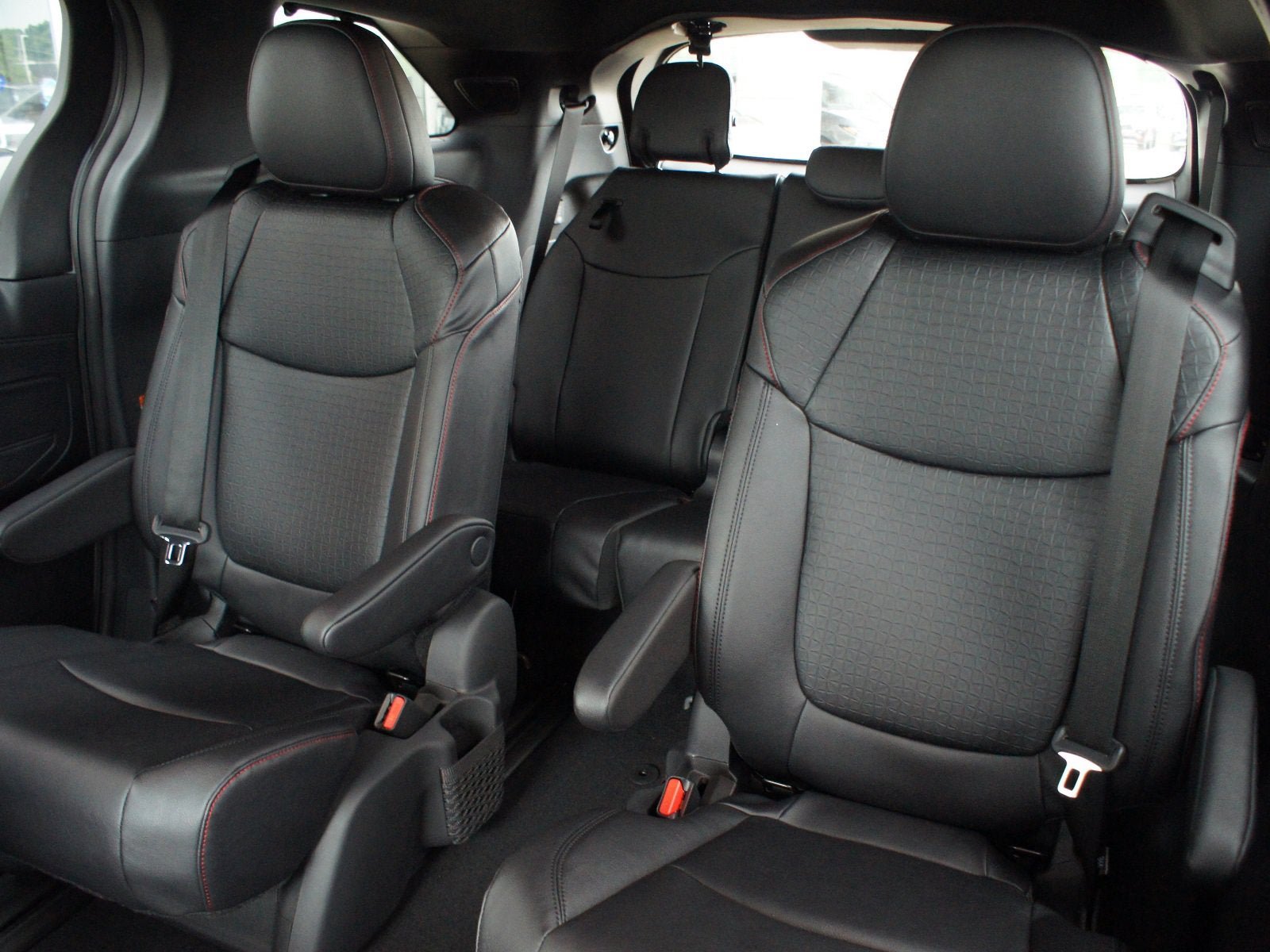 Used 2026 Toyota Sienna XSE FWD image 9