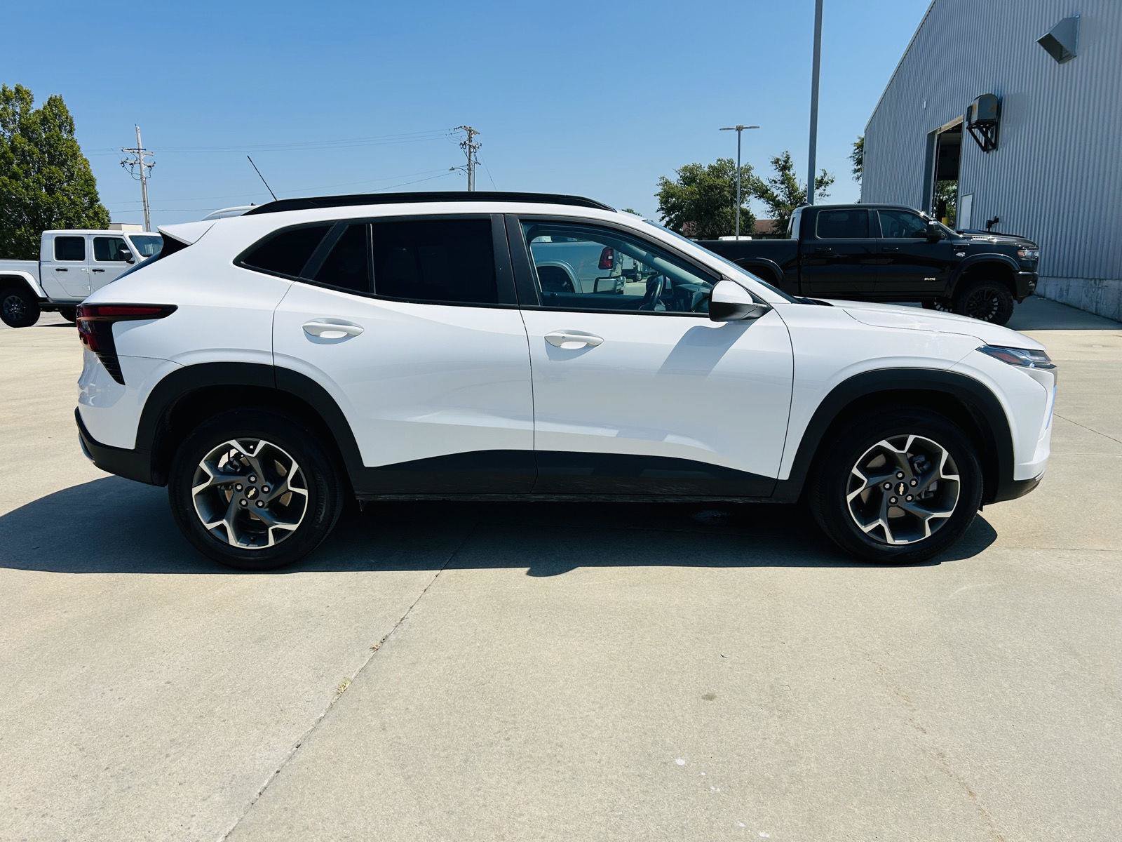 Used 2025 Chevrolet Trax LT w/ LT Convenience Package FWD image 36