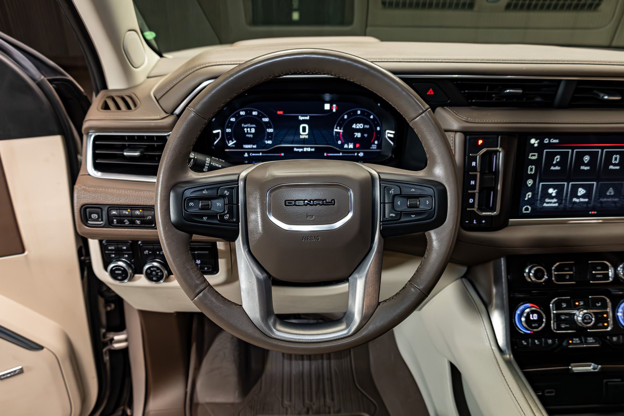 Used 2022 GMC Yukon Denali w/ Denali Premium Package AWD/4WD image 16