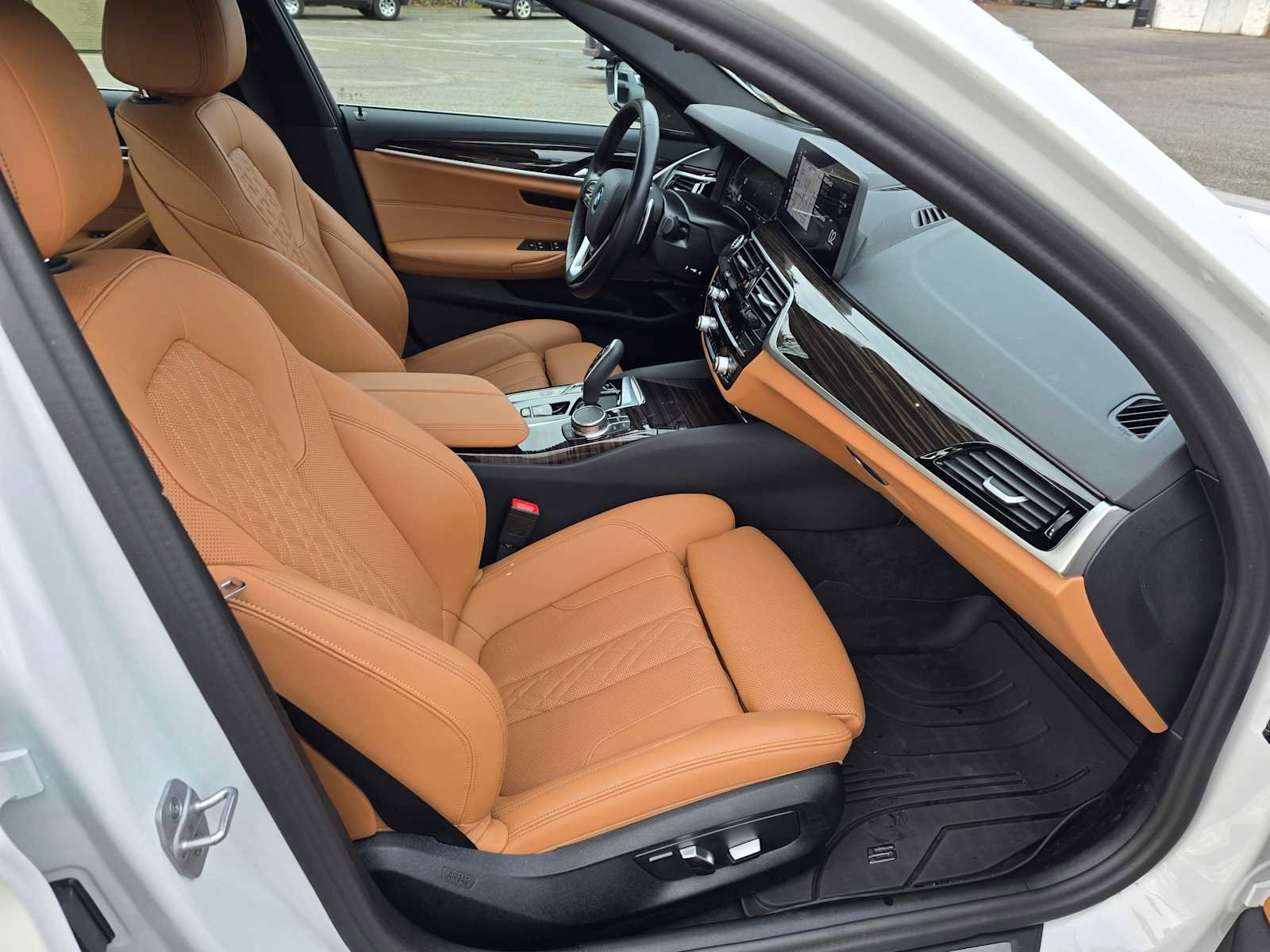 Used 2023 BMW 530e xDrive w/ Premium Package image 11